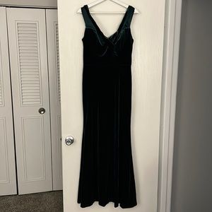 Revelry Bardot Emerald 613 velvet bridesmaids dress size 8